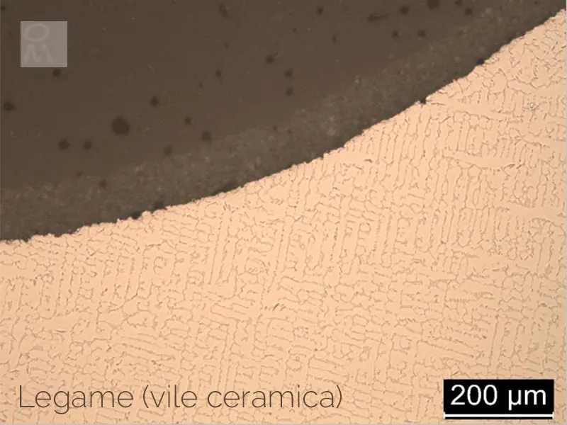 Legame tra lega vile e ceramica al microscopio (200 µm)